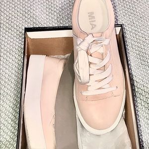 Mia Viola Pale Peach size 7 sneakers